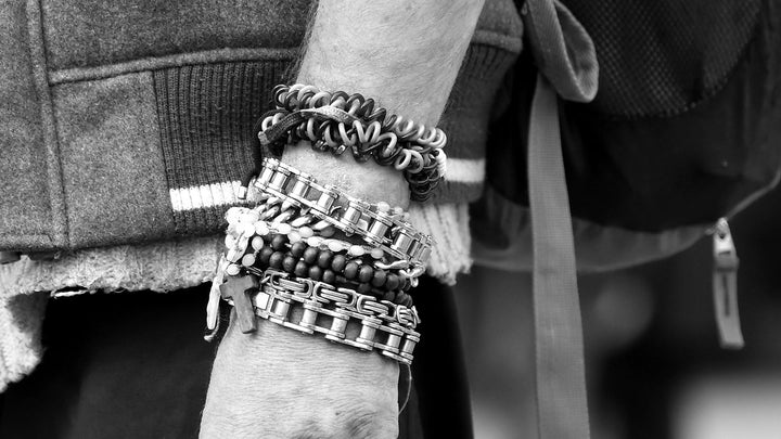 Guide pour hommes sur le port des bracelets 