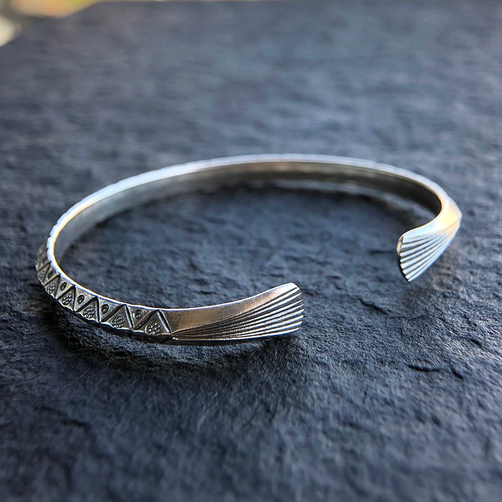 アクセサリー zuci triangle Bangle(Silver) Sterling Silver Triangle Pattern Cuff Bracelet - Jewelry1000.com